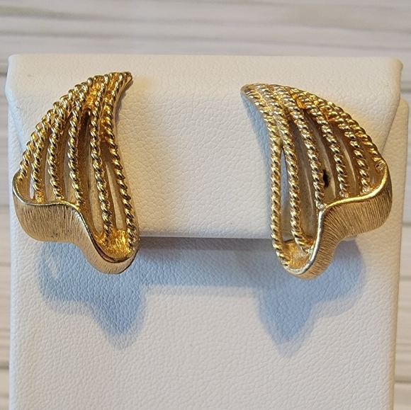 D8 Vintage Monet Gold-tone Clip-on Earrings - Picture 1 of 3